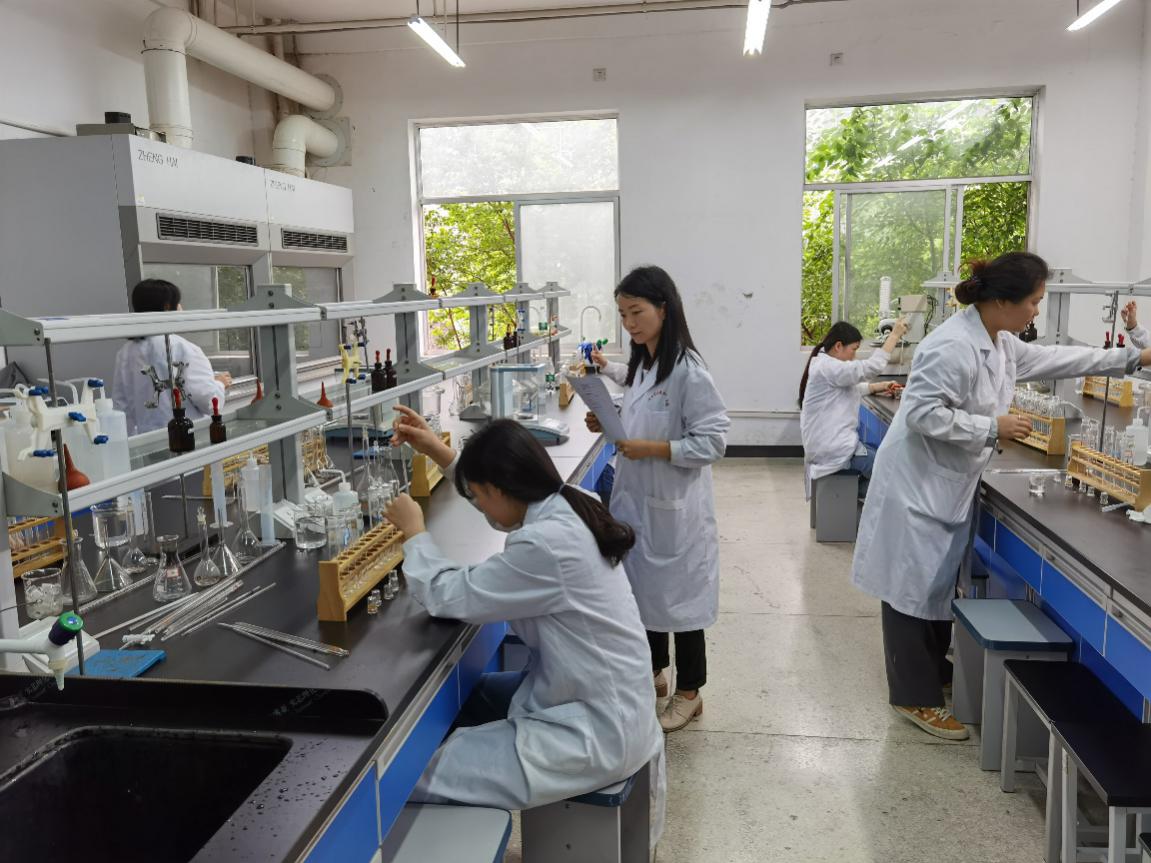 说明: 人们在厨房里中度可信度描述已自动生成