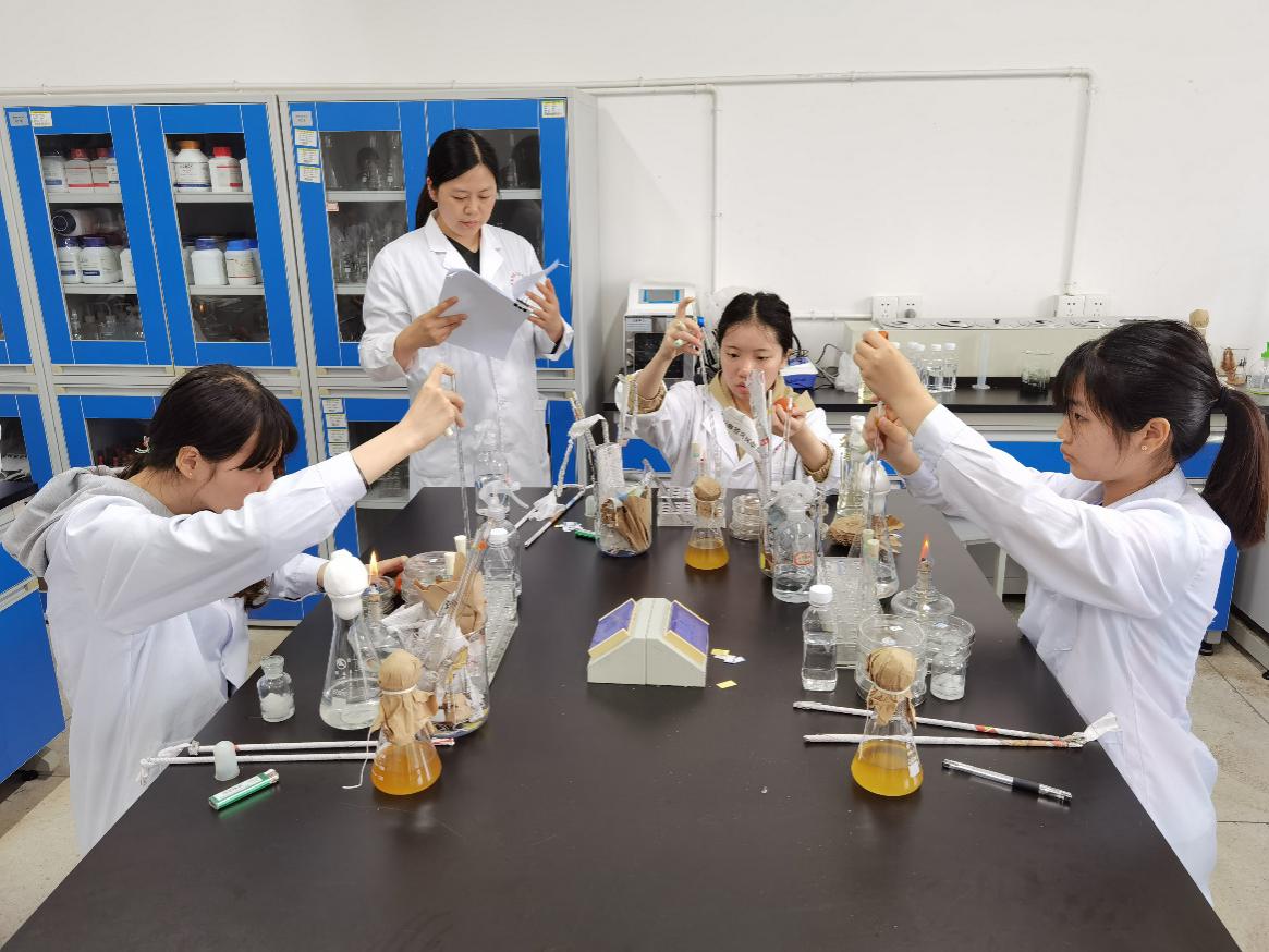 说明: 一群小孩在桌子上中度可信度描述已自动生成