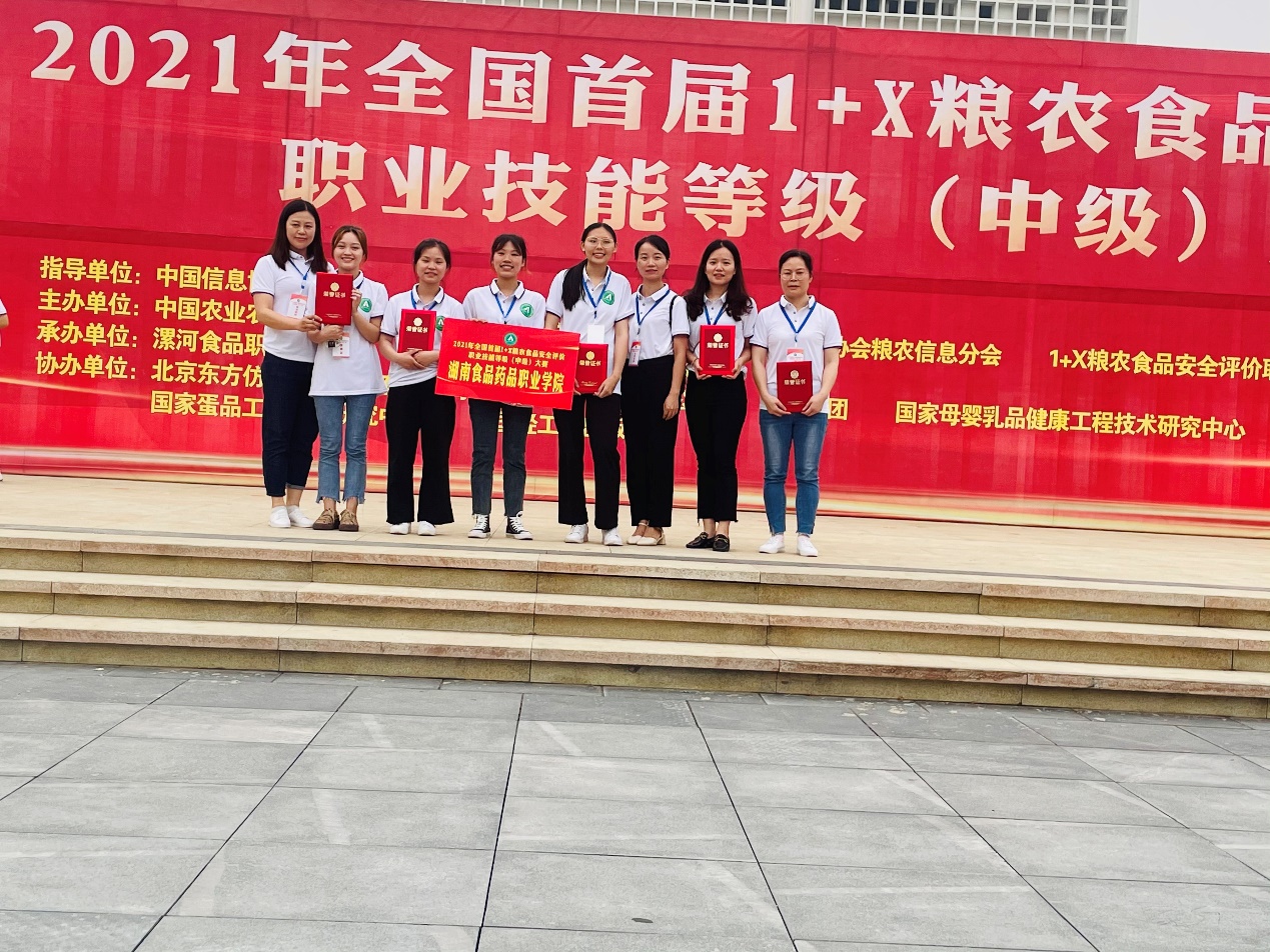 说明: 图片包含 户外, 站, 标志, 人们描述已自动生成