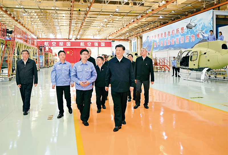 2023年10月10日至13日,中共中央总书记、国家主席、中央军委主席习近平在江西考察。这是11日上午,习近平在景德镇市昌河飞机工业(集团)有限公司考察。 新华社记者 燕雁/摄