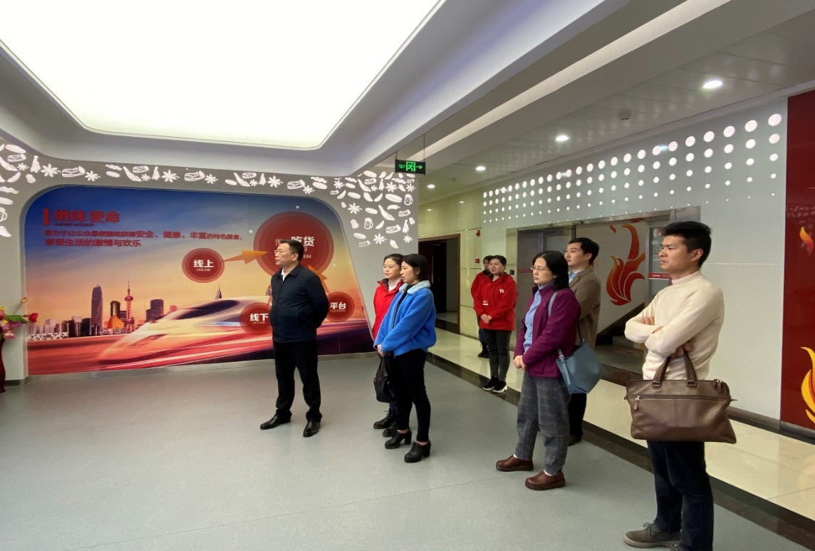 说明: 人们站在房间里描述已自动生成