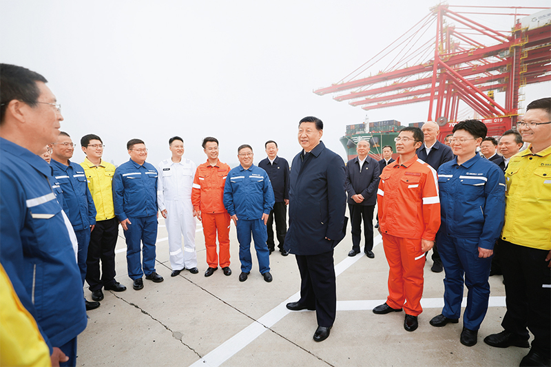 2024年5月22日至24日,中共中央总书记、国家主席、中央军委主席习近平在山东考察。这是22日下午,习近平在日照港亲切慰问港口科技工作者、运营人员、航运人员。 新华社记者 鞠鹏/摄
