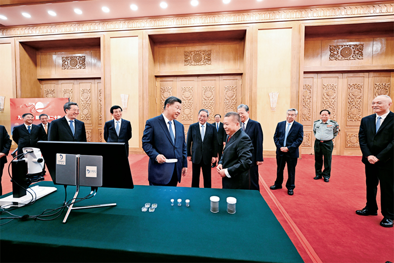 2024年9月23日,党和国家领导人习近平、李强、赵乐际、王沪宁、蔡奇、丁薛祥、李希等在人民大会堂接见探月工程嫦娥六号任务参研参试人员代表并参观月球样品和探月工程成果展览。这是习近平等参观月球样品和探月工程成果展览。 新华社记者 谢环驰/摄