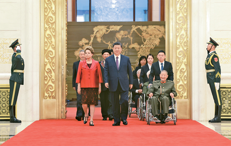 2024年9月29日,中华人民共和国国家勋章和国家荣誉称号颁授仪式在北京人民大会堂金色大厅隆重举行。中共中央总书记、国家主席、中央军委主席习近平同国家勋章和国家荣誉称号获得者一同步入会场。 新华社记者 王晔/摄