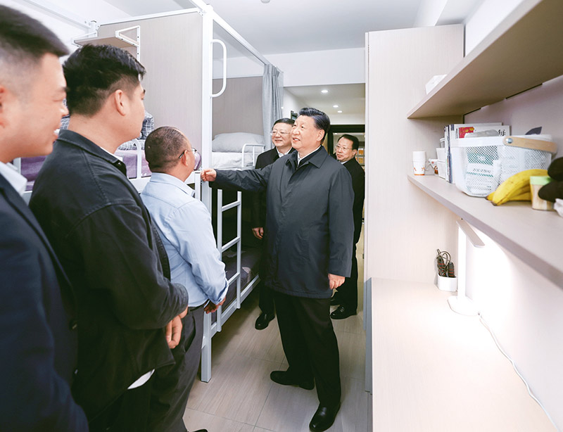 2023年11月28日至12月2日,中共中央总书记、国家主席、中央军委主席习近平在上海考察。这是11月29日下午,习近平在闵行区新时代城市建设者管理者之家考察时,在社区宿舍型出租房源租户的住房,了解在此居住的城市一线工作者的生活状况。 新华社记者 鞠鹏/摄