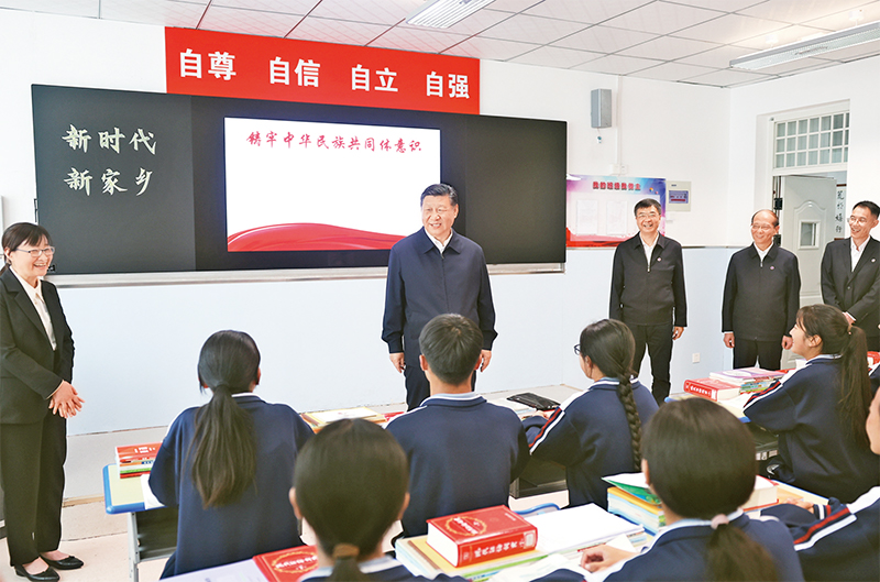 2024年6月18日至19日,中共中央总书记、国家主席、中央军委主席习近平在青海考察。这是18日下午,习近平在果洛西宁民族中学高一(1)班观摩“新时代、新家乡”主题思政课。 新华社记者 鞠鹏/摄
