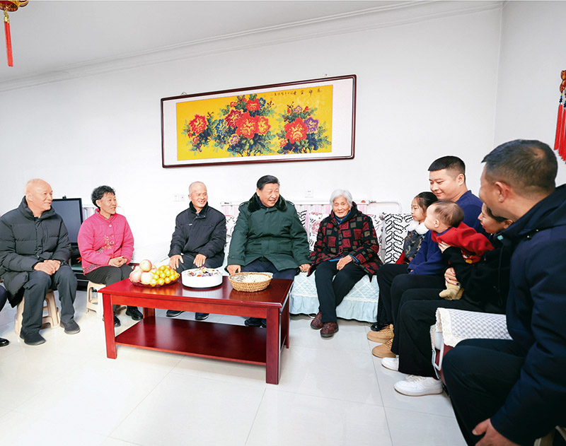 2024年2月1日至2日,中共中央总书记、国家主席、中央军委主席习近平来到天津,看望慰问基层干部群众。这是1日上午,习近平在西青区辛口镇第六埠村考察时,同村民杜洪刚一家人亲切拉家常。 新华社记者 鞠鹏/摄