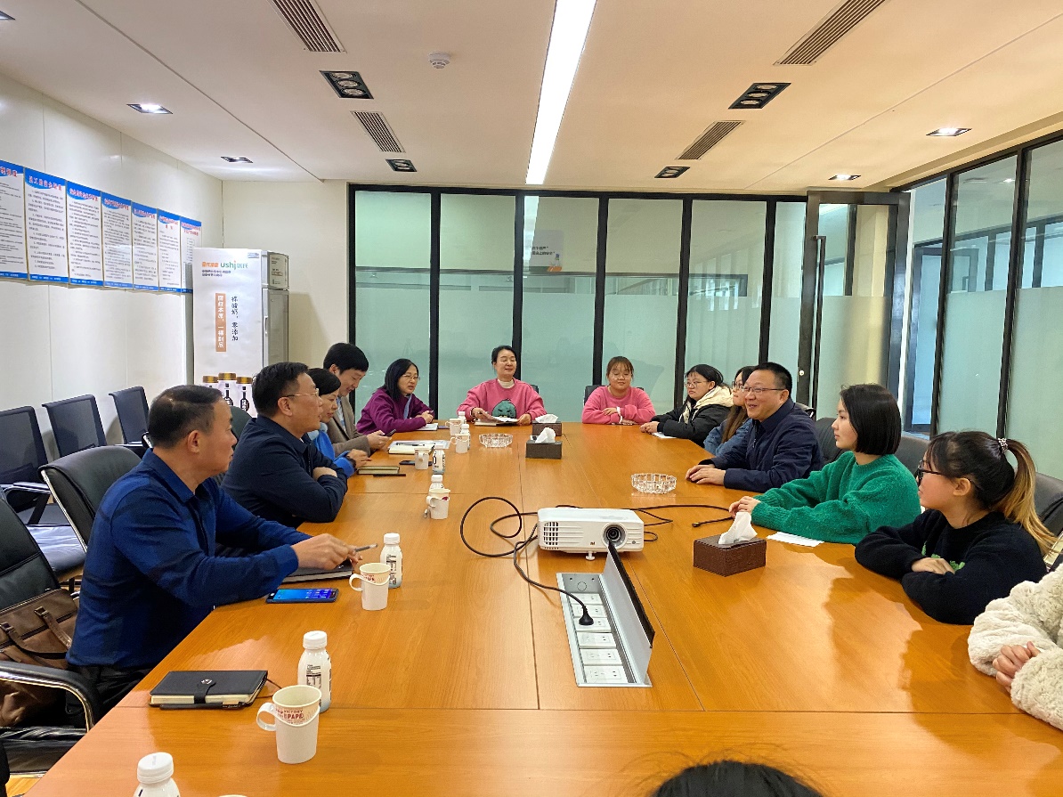 说明: 会议室里的人们描述已自动生成