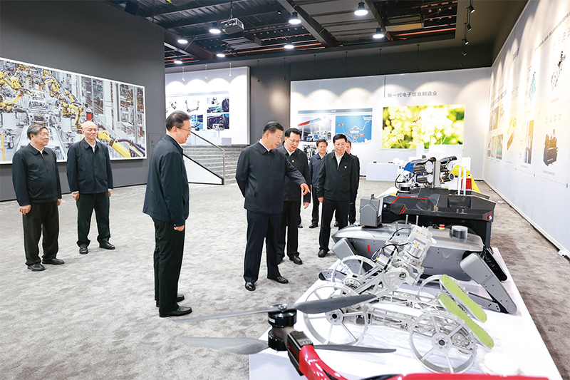 2024年4月22日至24日,中共中央总书记、国家主席、中央军委主席习近平在重庆考察。这是22日下午,习近平参观重庆科技创新和产业发展成果展示。 新华社记者 王晔/摄